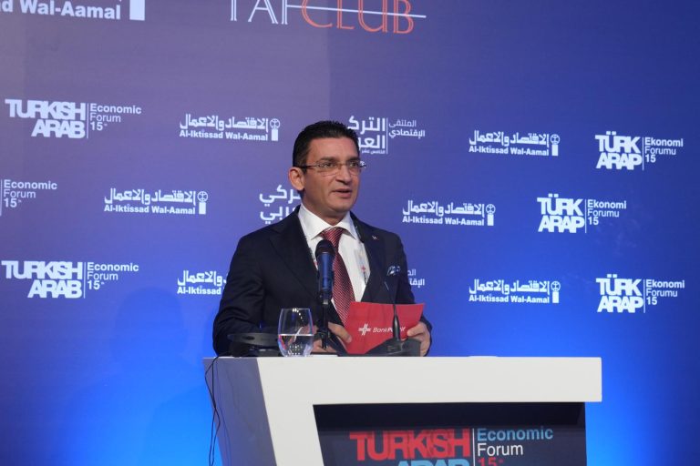 Das 15. Türkisch-Arabische Wirtschaftsforum fand im Four Seasons Bosporus Hotel in Istanbul statt, an dem Persönlichkeiten und Vertreter aus vielen Ländern teilnahmen.